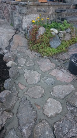 Fixat dränering, grävt ut, satt om stenar och cementerat